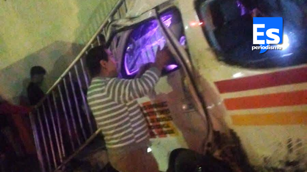 Volteo choca a Urvan de pasajeros