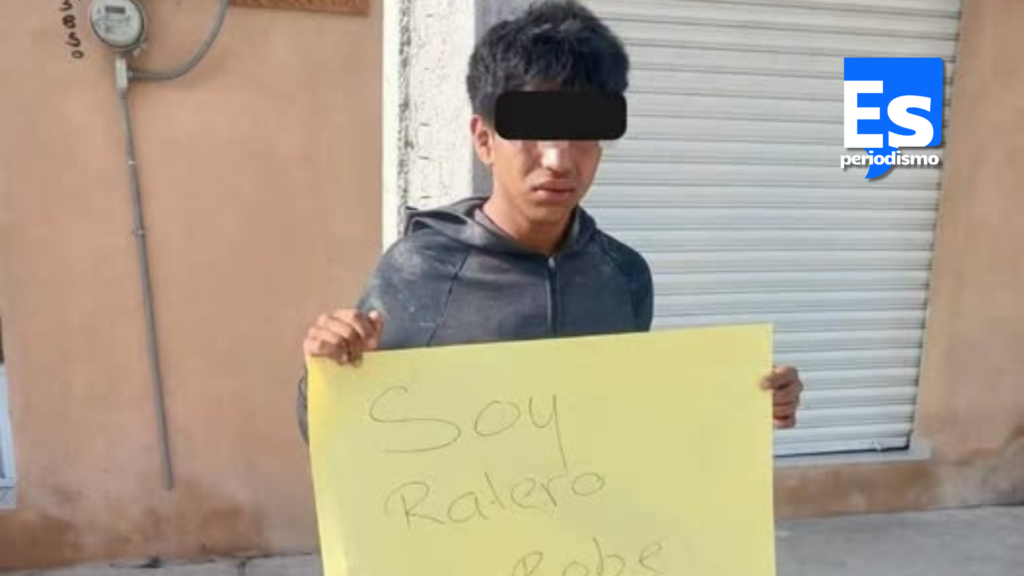 Francisco I Madero.- Con una cartulina con la leyenda: “Soy ratero. Robé motos”, un hombre fue exhibido por parte de pobladores del municipio de Francisco I. Madero. El probable delincuente es de entre 20 a 25 años, aproximadamente, con cabello rizado. Las cámaras de seguridad de casas ubicadas en pleno centro de la cabecera municipal captaron el robo de una motocicleta estacionada en la calle, acción que duró tan sólo unos segundos, generando molestia porque no había presencia de agentes de la policía. Muestra el video que dos hombres, uno de ellos vestido con chamarra color negro, y quien manejaba una motocicleta, así como otro con sudadera gris, circulaban aparentemente con normalidad, hasta que vieron el vehículo de dos ruedas aparcado y se detuvieron inmediatamente. Tras manipular el de sudadera gris la motocicleta, logró arrancarla, subió a ella y junto a su aparente cómplice salió huyendo del lugar, sin que se pudiera seguir su rastro, aunque otra cámara captó sus rostros; y se difundieron con la esperanza de que la población, junto a autoridades los pudiera identificar. Ante lo cual el probable responsable fue detenido por un grupo de vecinos, quienes lo golpearon y se dijeron hartos de la inseguridad, por lo cual tomaron justicia por su propia mano. En ese sentido, al hombre se le imputan al menos dos robos de motocicletas, ante lo cual, pese a que llegaron agentes de la Policía Municipal, los habitantes impidieron que el señalado abandonara el lugar, hasta que minutos después los elementos tomaron el control.