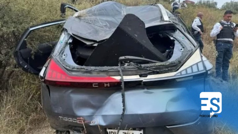 Camioneta cae a barranco en la Pachuca