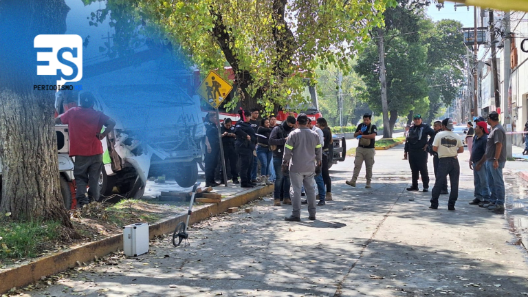 Muere mujer en choque entre combi
