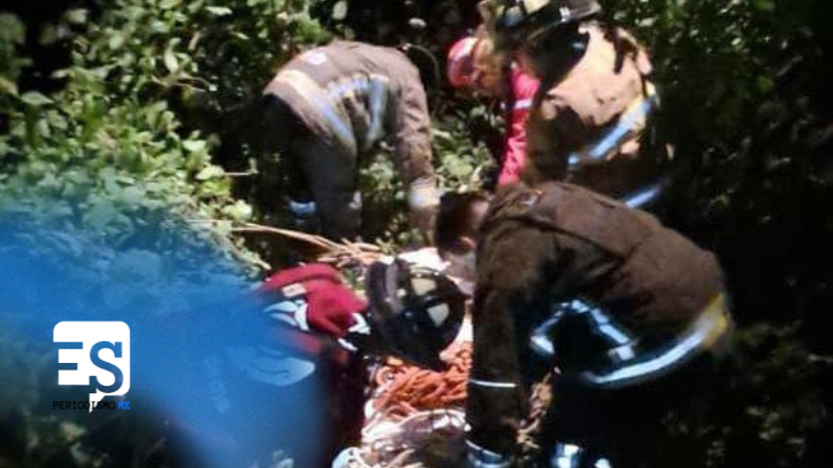 Joven muere tras caer camioneta a un barranco