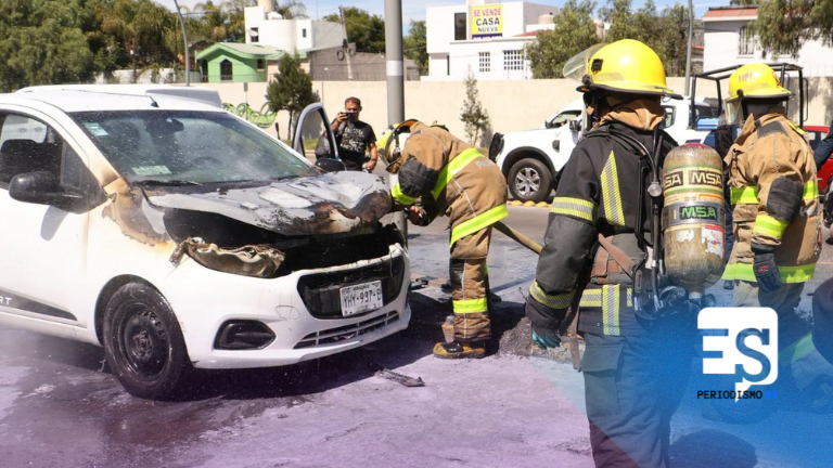 Ardió automóvil circulando